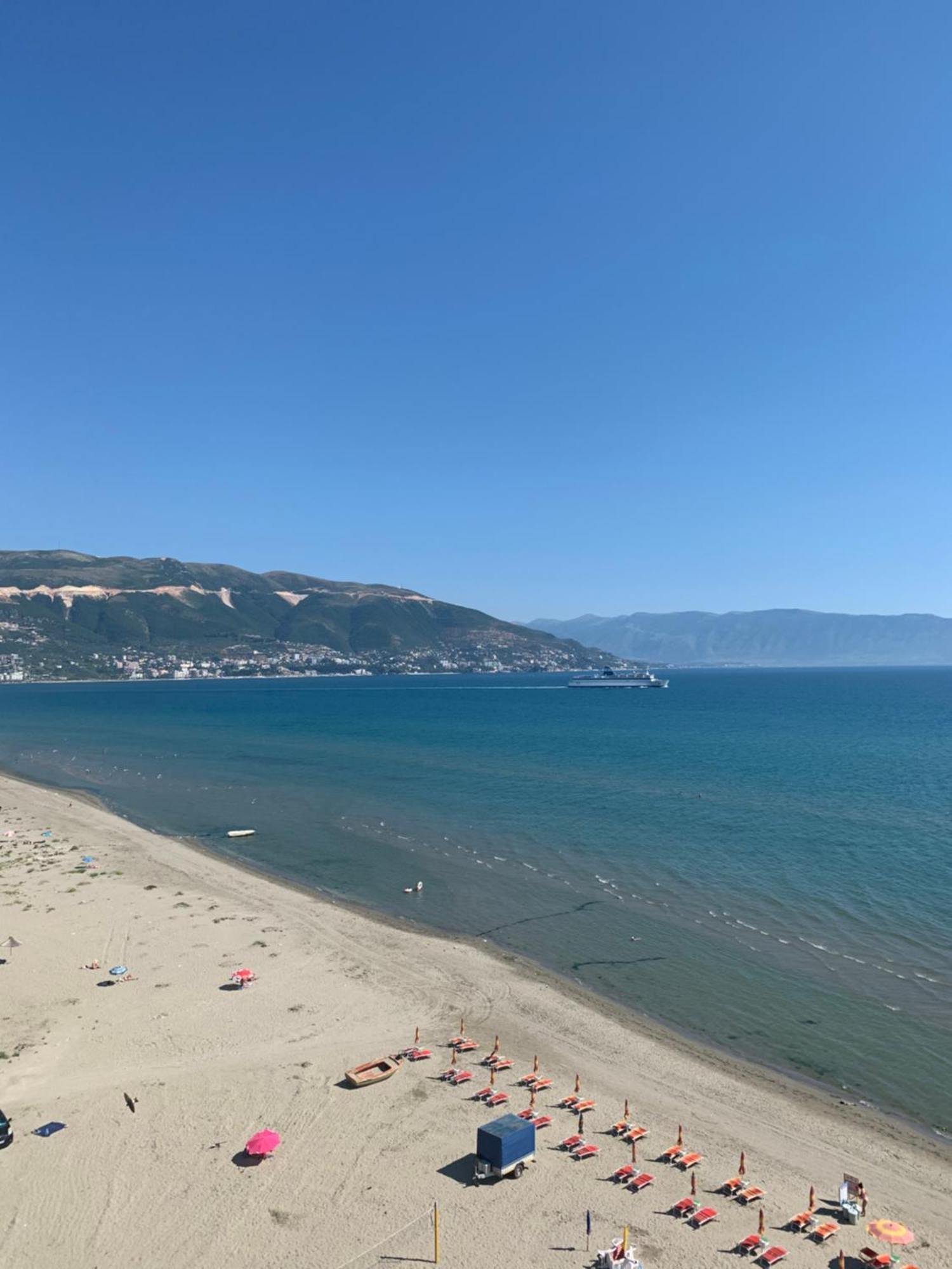 Beachfront Apartment With Balcony Vlorë Eksteriør bilde